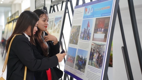 Exhibition on Vietnamese youth with the national sea and islands held in Da Nang