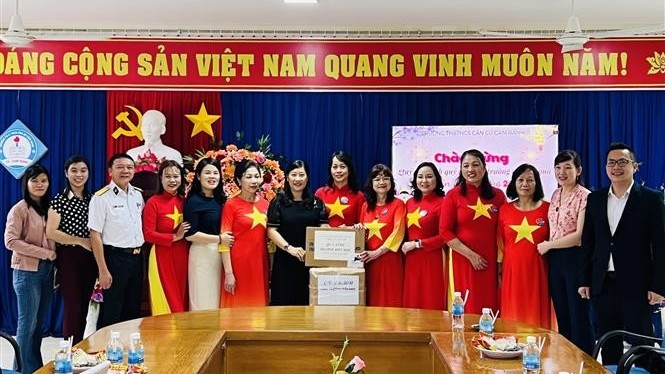Ban liên lạc người Việt tại châu Âu tặng quà và học bổng tại huyện đảo Trường Sa nhân Tết Quý Mão