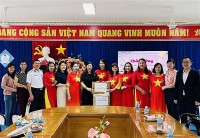 Ban liên lạc người Việt tại châu Âu tặng quà và học bổng tại huyện đảo Trường Sa nhân Tết Quý Mão