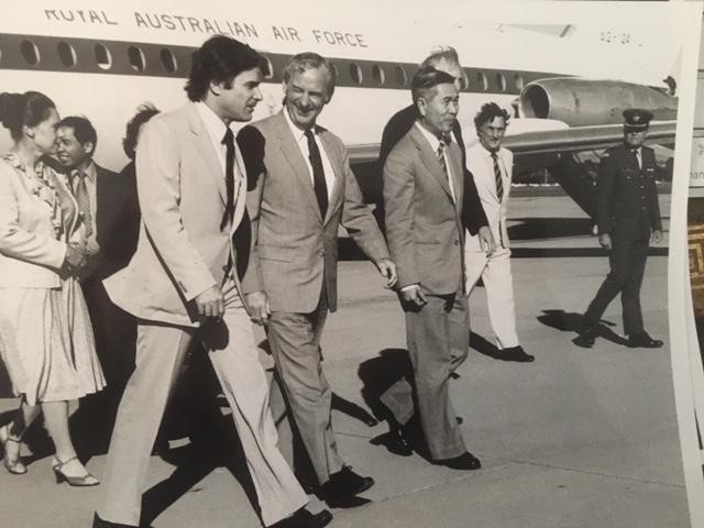Đại sứ John McCarthy (thứ ba từ trái sang) tháp tùng Bộ trưởng Bộ Ngoại giao Nguyễn Cơ Thạch tại Canberra. (Nguồn: ĐSQ Australia tại VN)