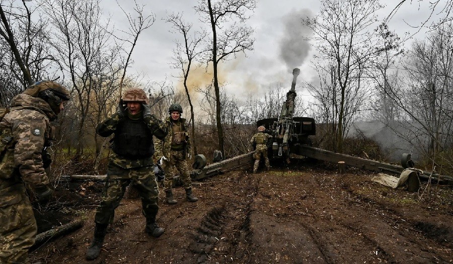 Quân nhân Ukraine bắn lựu pháo 2A65 Msta-B về phía quân đội Nga tại tiền tuyến ở Vùng Zaporizhzhia, Ukraine, ngày 5 tháng 1 năm 2023.