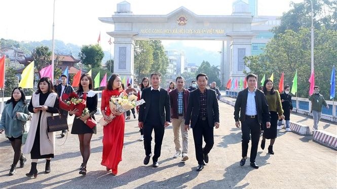 Cửa khẩu quốc tế đường bộ Lào Cai-Hà Khẩu (Vân Nam, Trung Quốc) mở cửa phục vụ hoạt động xuất, nhập cảnh