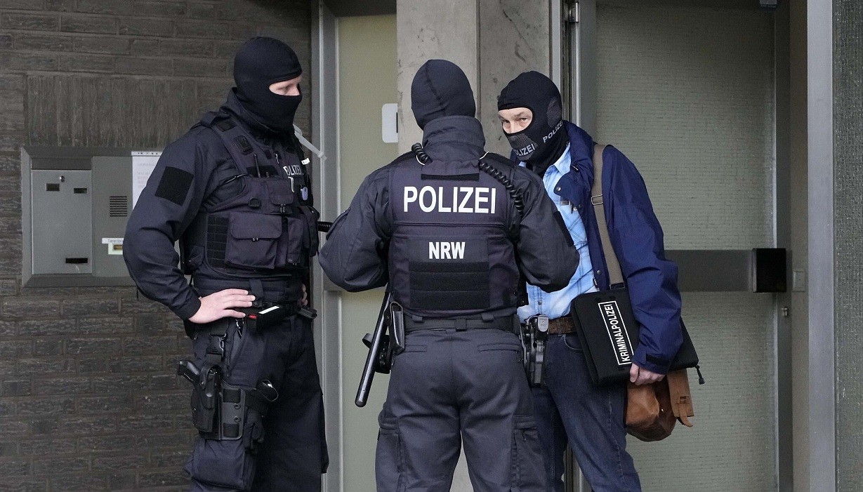 Cảnh sát Đức khám xét nhà của nghi phạm tấn công khủng bố hóa học. (Nguồn: AP)