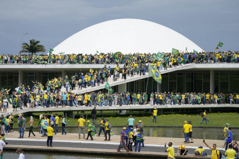 'Biến' lớn ở Brazil: Người ủng hộ ông Bilsonaro xông vào tòa nhà Quốc hội, Tòa án Tối cao, Tổng thống Lula da Silva ra tuyên  bố nóng. (Nguồn: AP)