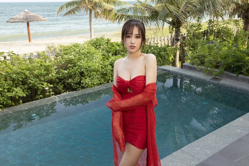 Hoa hậu Mai Phương Thúy mặc gợi cảm 'đốt mắt' fan ngày đầu năm