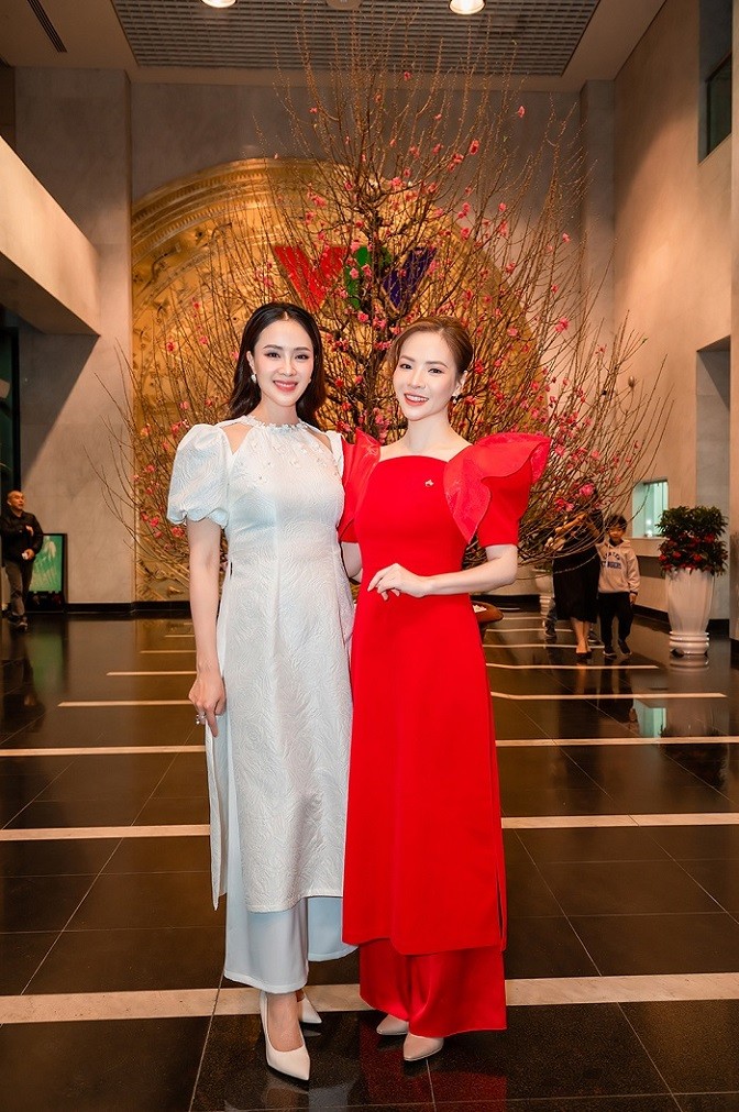Hai nữ diễn viên Hồng Diễm và Đan Lê cùng tuổi mặc áo dài cách điệu, trang điểm nền nã tham dự chương trình tôn vinh những người tốt, việc tốt trong năm qua.