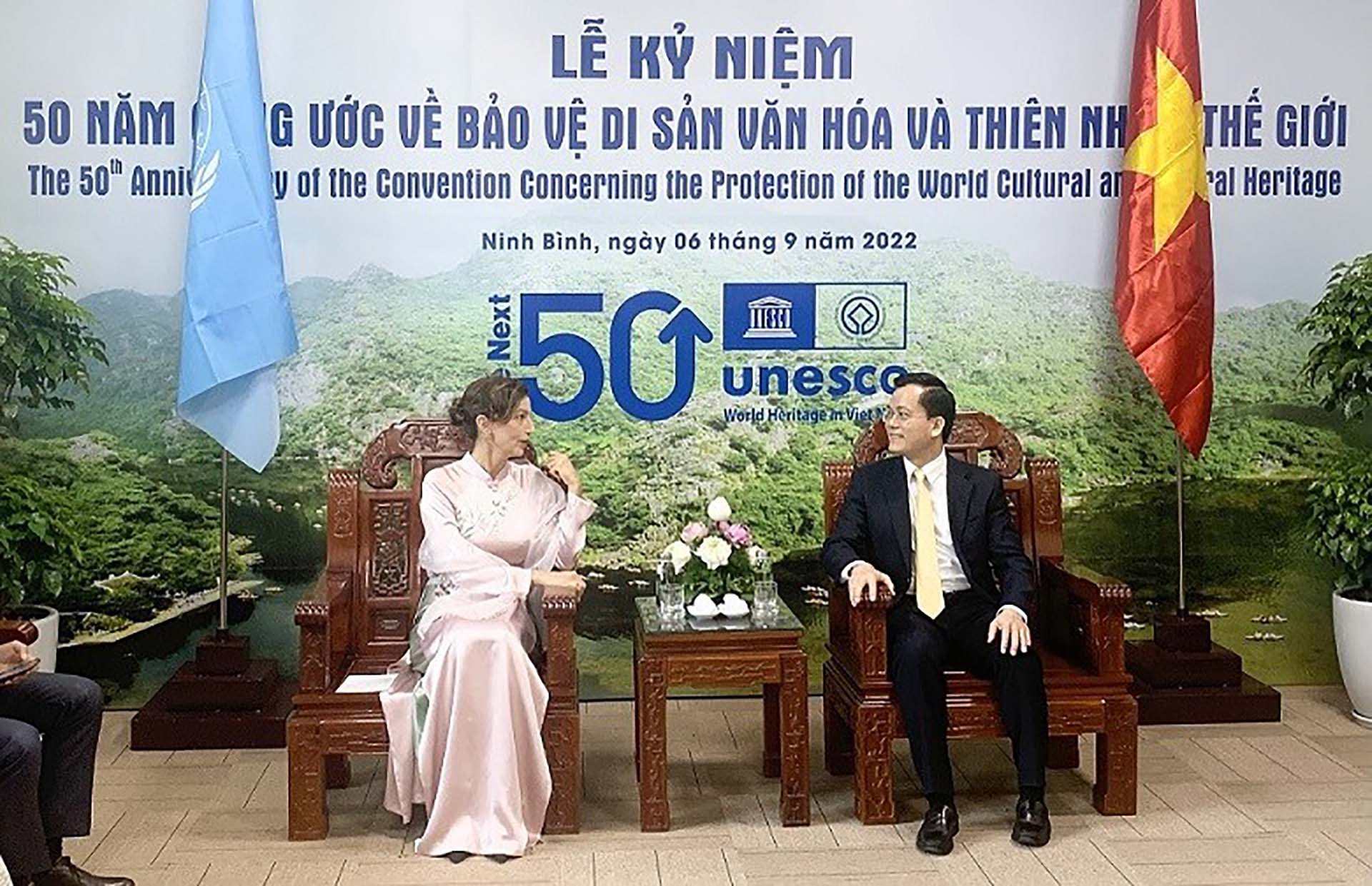 Chủ tịch Ủy ban Quốc gia UNESCO Việt Nam, Thứ trưởng Ngoại giao Hà Kim Ngọc trao đổi với Tổng giám đốc UNESCO Audrey Azoulay.  (Ảnh: Trọng Vũ)