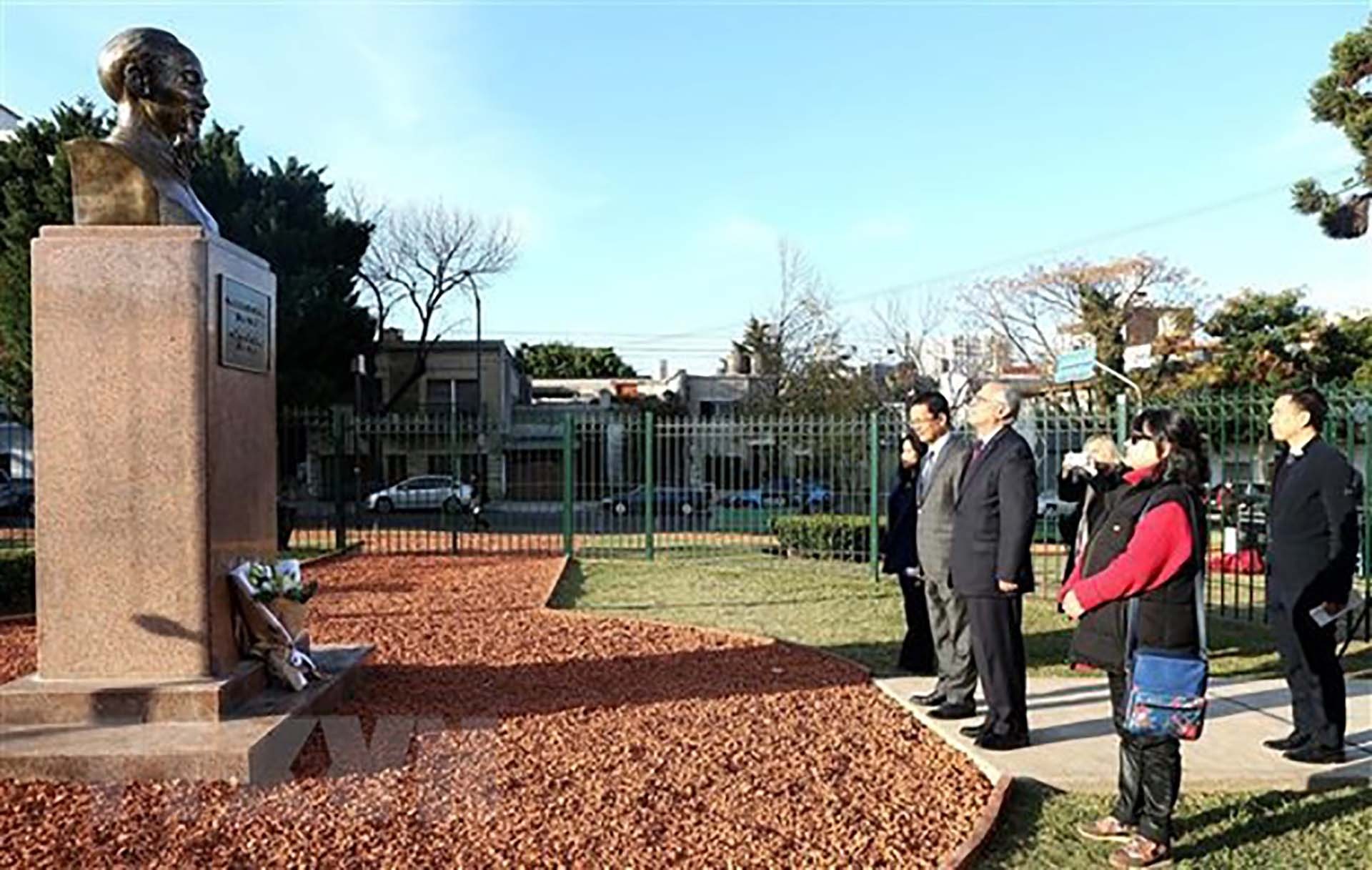 Lễ dâng hoa tại Tượng đài Chủ tịch Hồ Chí Minh ở thủ đô Buenos Aires, Argentina. (Nguồn: TTXVN)