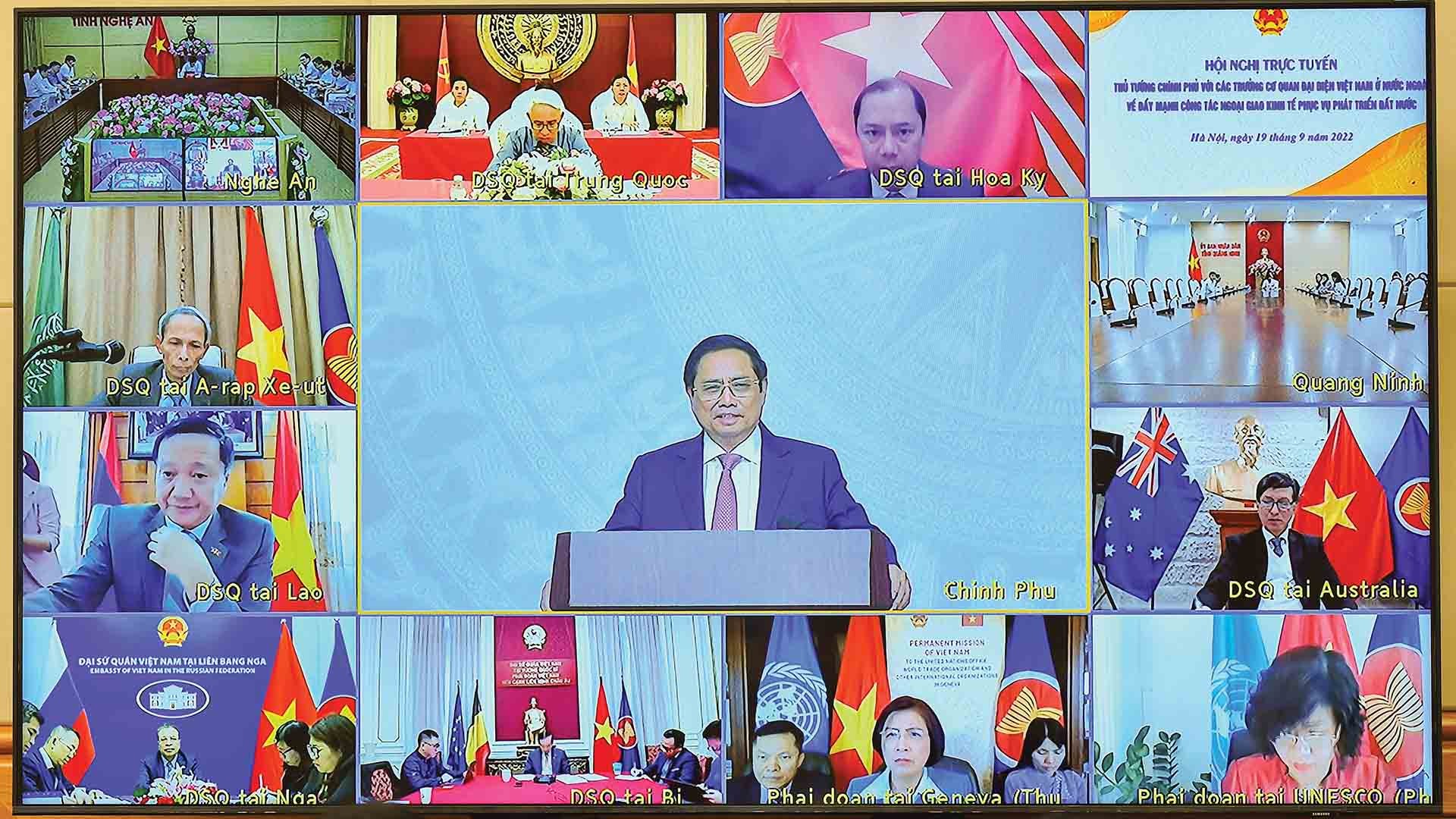 Thủ tướng Phạm Minh Chính chủ trì Hội nghị trực tuyến với các Trưởng Cơ quan đại diện Việt Nam ở nước ngoài về đẩy mạnh triển khai công tác ngoại giao kinh tế phục vụ phát triển đất nước, ngày 19/9/2022. (Ảnh: Tuấn Anh)