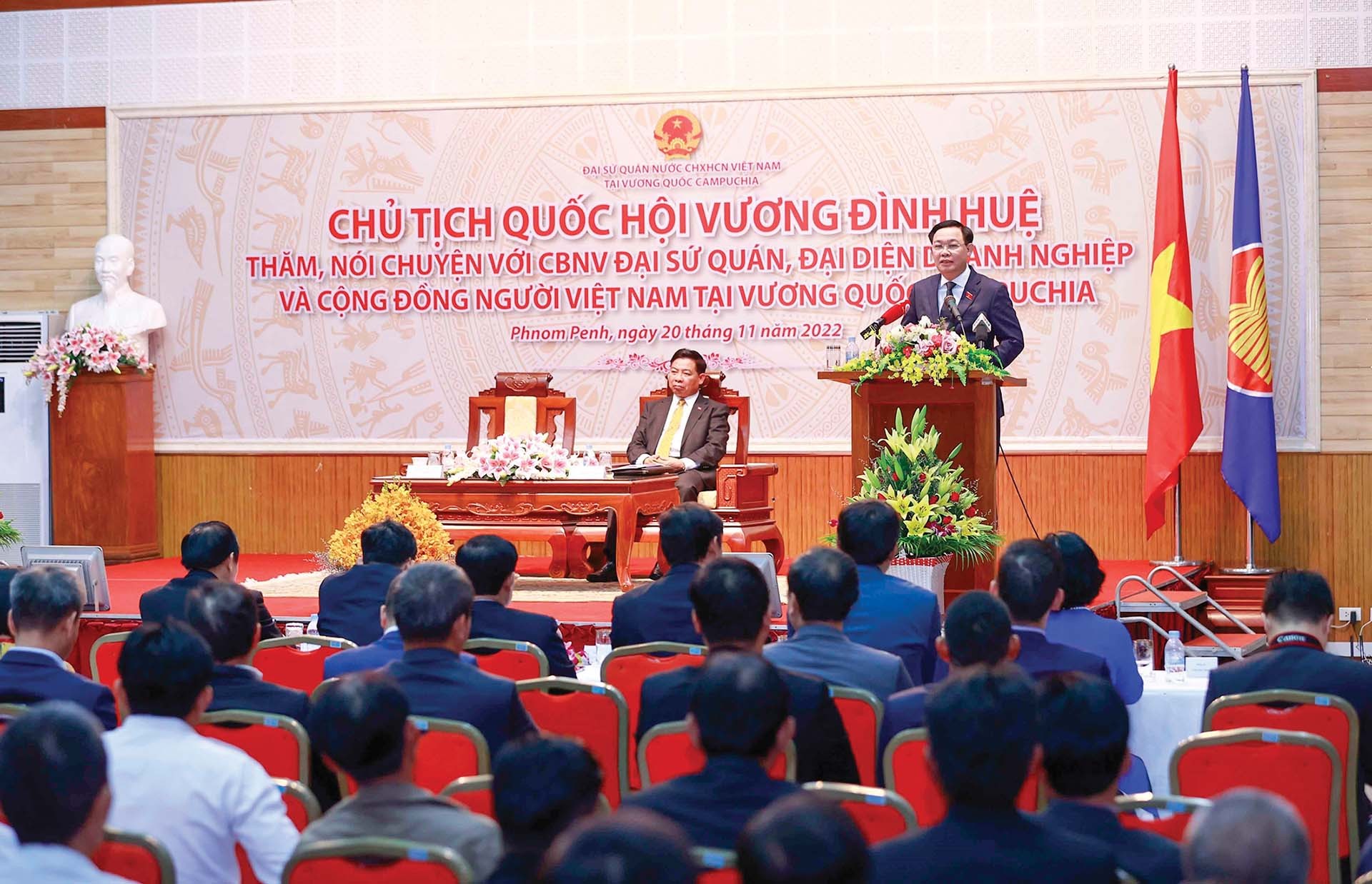 Trong chương trình thăm chính thức Vương quốc Campuchia, ngày 20/11/2022, tại thủ đô Phnom Penh, Chủ tịch Quốc hội Vương Đình Huệ thăm và nói chuyện với cán bộ Đại sứ quán, cộng đồng người Việt, đại diện các hiệp hội và doanh nghiệp Việt Nam tại Campuchia