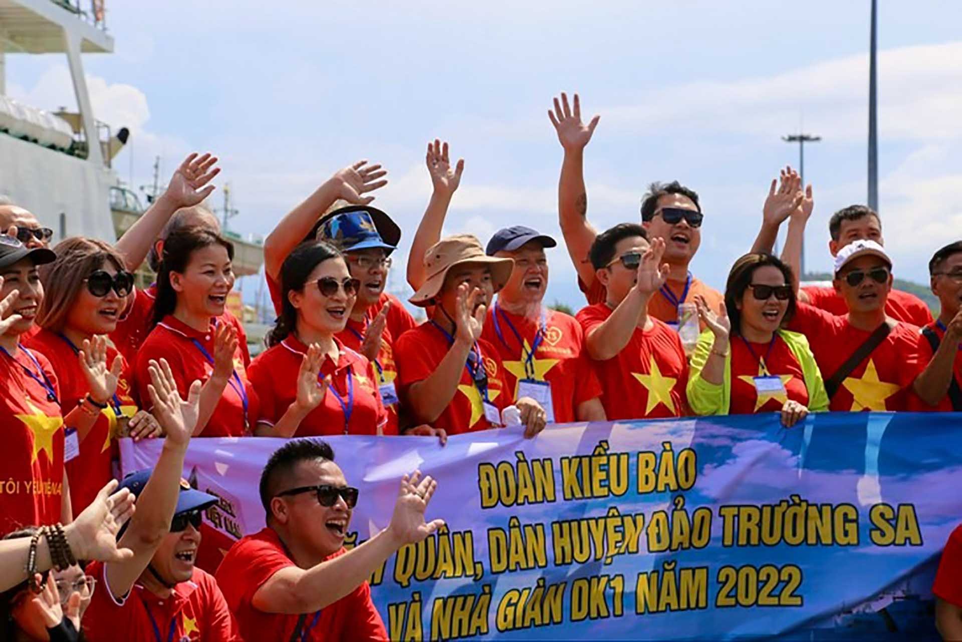 Đoàn kiều bào thăm Trường Sa và Nhà giàn DK1, tháng 5/2022. (Nguồn: Báo Nhân dân) Đoàn kiều bào thăm Trường Sa và Nhà giàn DK1, tháng 5/2022. (Nguồn: Báo Nhân dân)