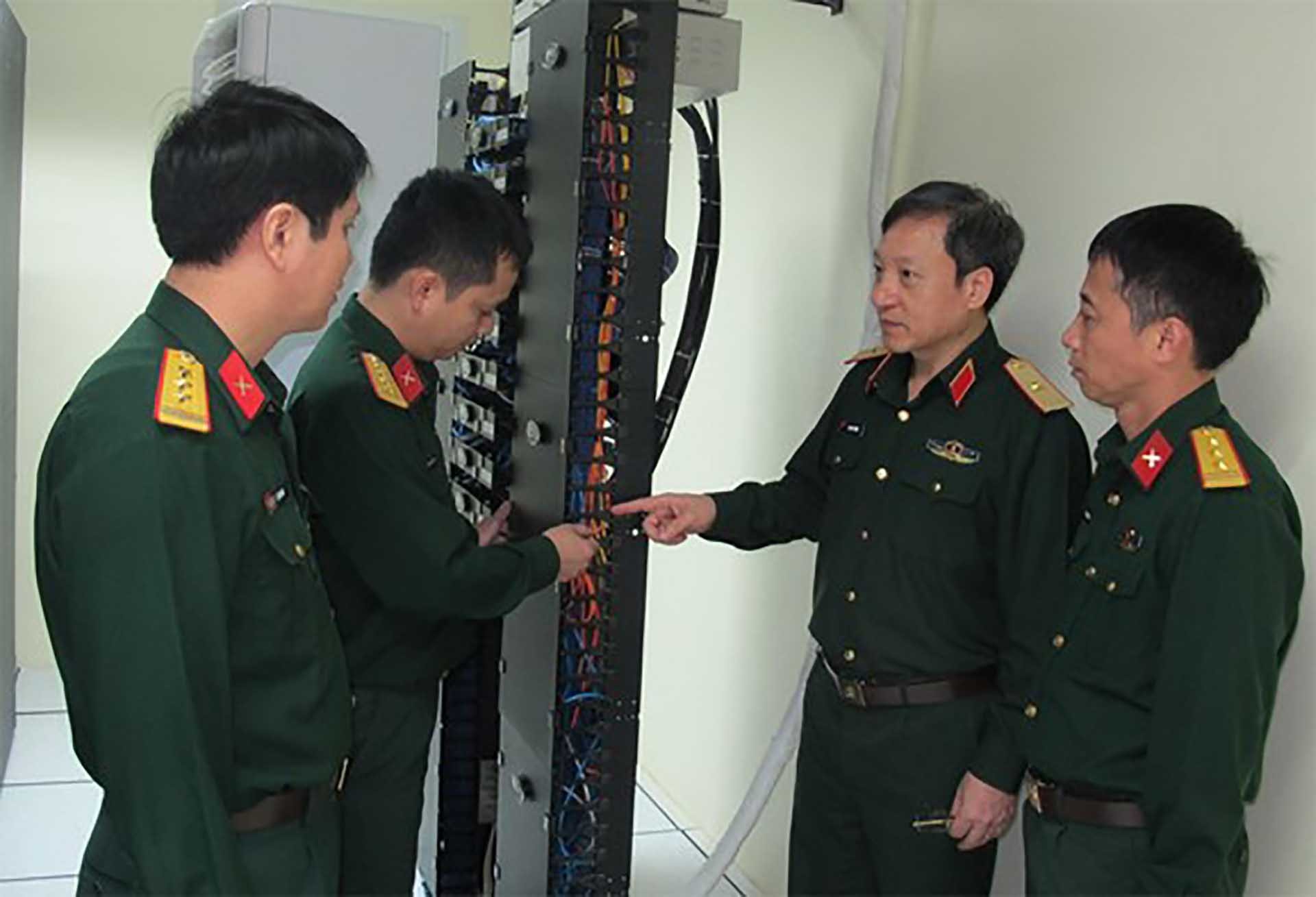 Cán bộ, nhân viên kỹ thuật Cục Công nghệ thông tin kiểm tra hệ thống cơ sở dữ liệu tại trung tâm ở Hà Nội. (Nguồn: Báo Quân đội nhân dân)