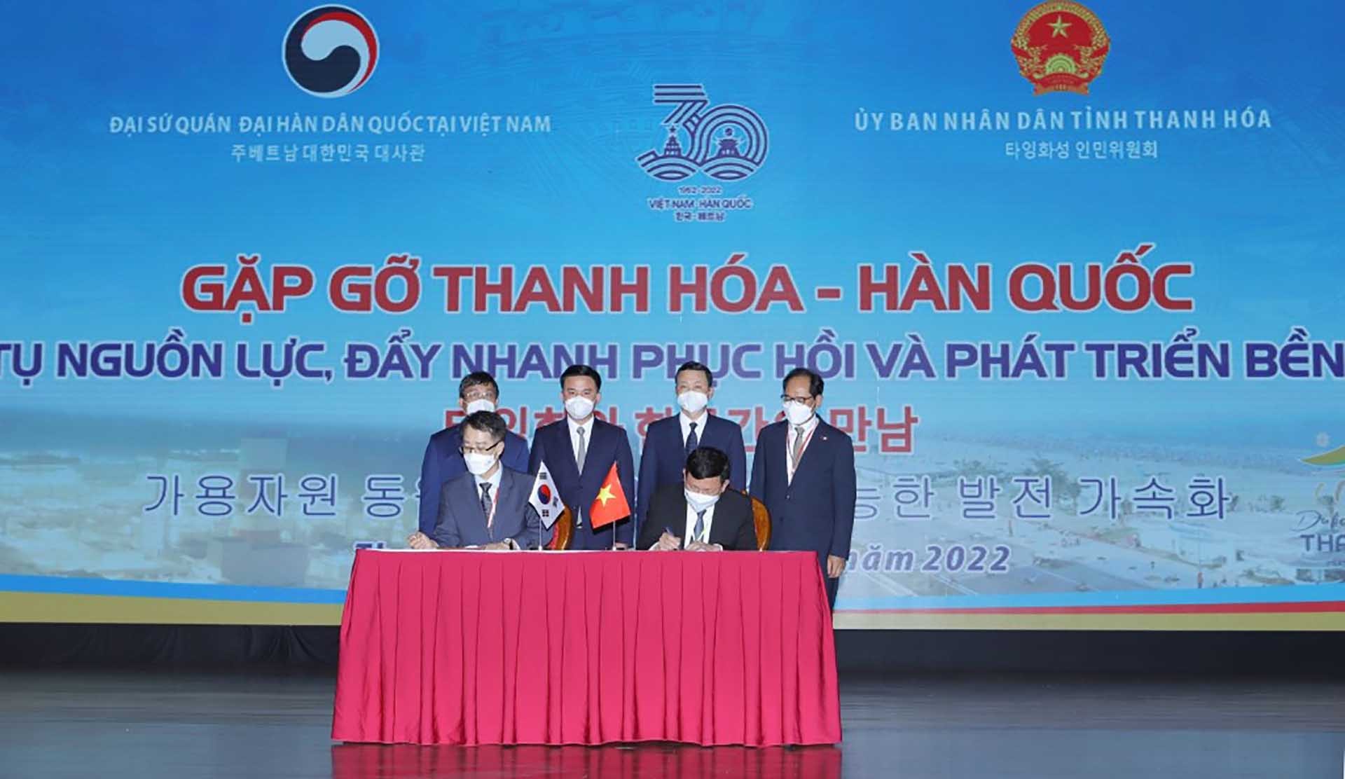Hội nghị Gặp gỡ Thanh Hóa-Hàn Quốc, một trong những hoạt động có sự tham gia của Cục Ngoại vụ, là cơ hội để các cơ quan, tổ chức, doanh nghiệp hai bên tìm hiểu, nghiên cứu liên kết hợp tác, hướng tới mục tiêu hội tụ nguồn lực, đẩy nhanh phục hồi và phát triển bền vững tại tỉnh Thanh Hóa, ngày 25/3/2022. (Ảnh: Tuấn Anh) Hội nghị Gặp gỡ Thanh Hóa-Hàn Quốc, một trong những hoạt động có sự tham gia của Cục Ngoại vụ, là cơ hội để các cơ quan, tổ chức, doanh nghiệp hai bên tìm hiểu, nghiên cứu liên kết hợp tác, hướng tới mục tiêu hội tụ nguồn lực, đẩy nhanh phục hồi và phát