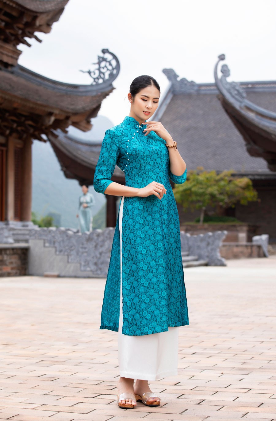 Hoa hậu Ngọc Hân dịu dàng, duyên dáng khi làm mẫu bộ sưu tập pháp phục vãn cảnh chùa