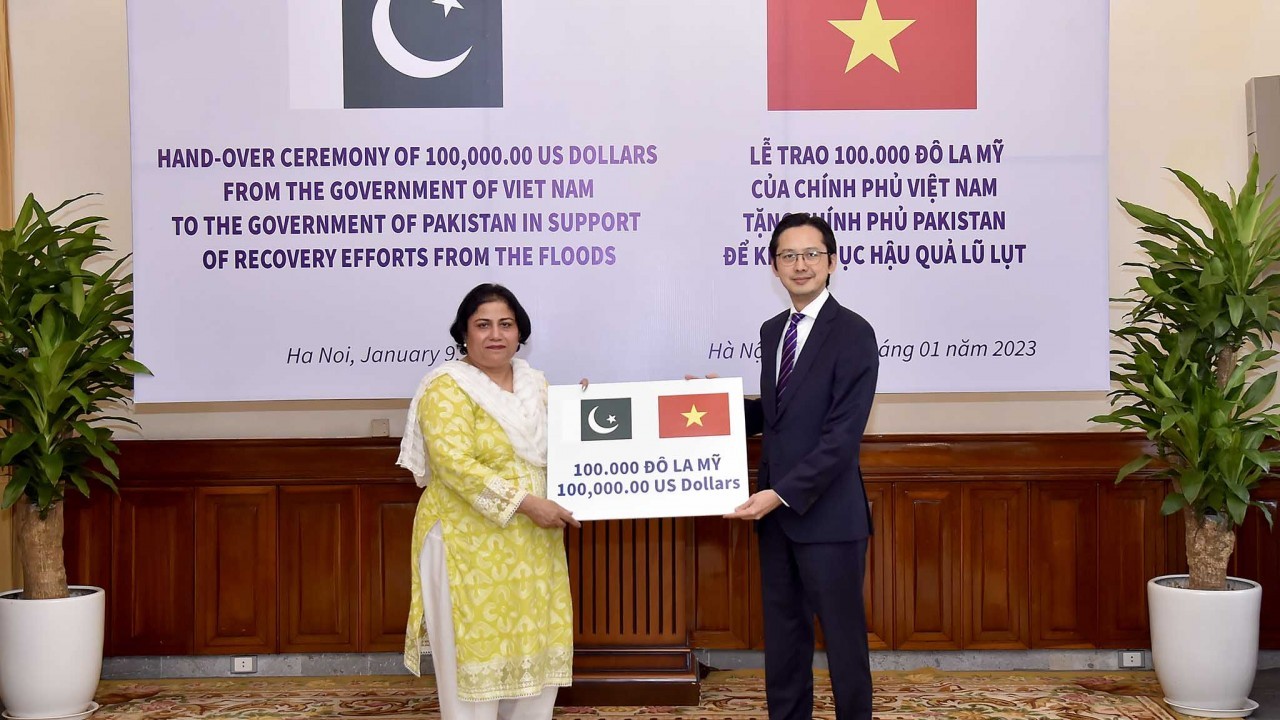 Lễ trao tượng trưng 100.000 USD của Chính phủ Việt Nam tặng Chính phủ Pakistan hỗ trợ khắc phục hậu quả lũ lụt