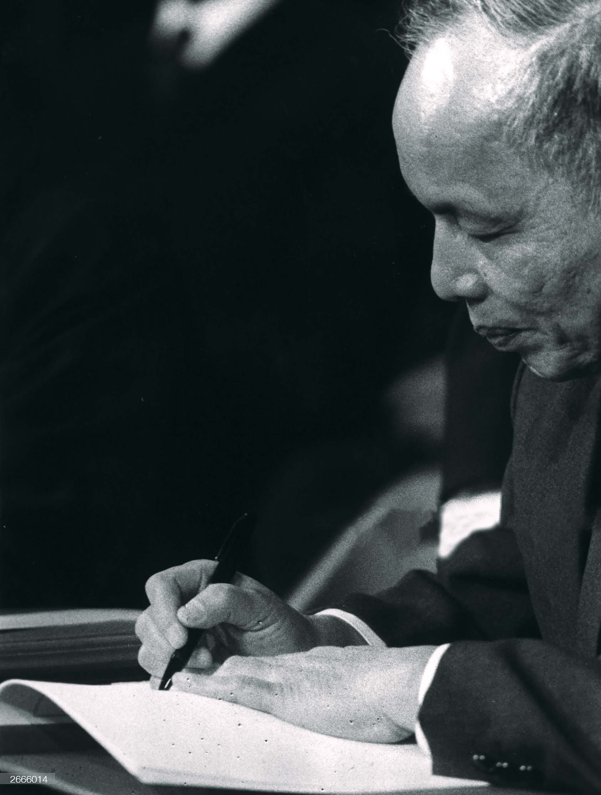 Bộ trưởng Ngoại giao của  VNDCCH Nguyễn Duy Trinh ký Hiệp định Paris, ngày 27/1/1973. (Nguồn: Getty Images)