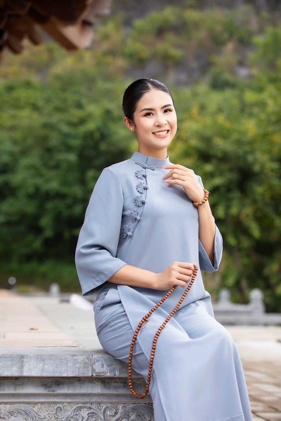 Hoa hậu Ngọc Hân dịu dàng, duyên dáng khi làm mẫu bộ sưu tập pháp phục vãn cảnh chùa