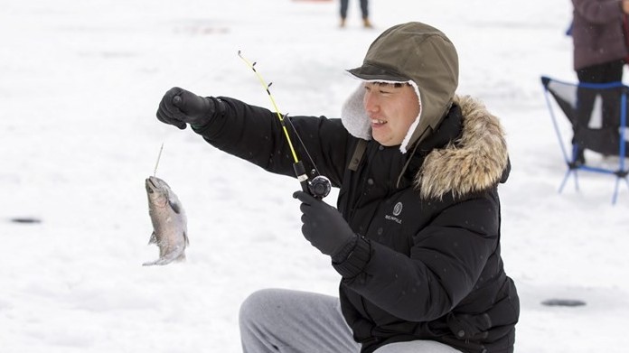 Hàn Quốc: Lễ hội câu cá trên mặt băng và trượt giữa lòng sông trở lại