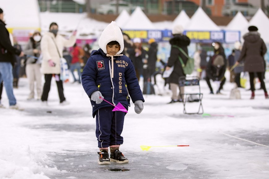 Hàn Quốc: Lễ hội câu cá trên mặt băng