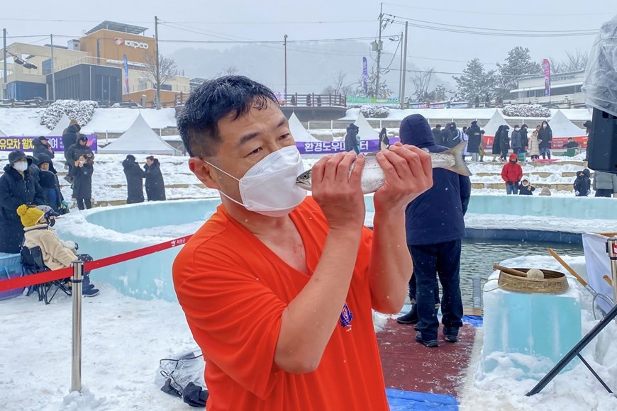 Hàn Quốc: Lễ hội câu cá trên mặt băng