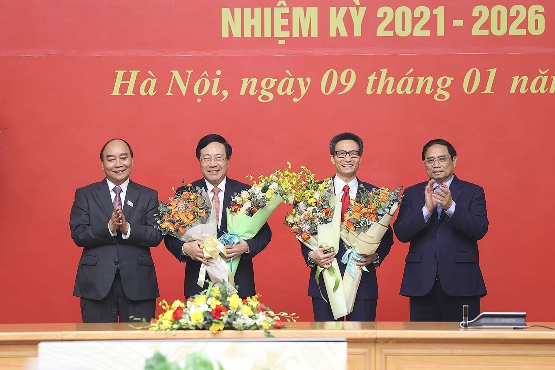Chủ tịch nước Nguyễn Xuân Phúc và Thủ tướng Phạm Minh Chính tặng hoa chia tay đồng chí Phạm Bình Minh và đồng chí Vũ Đức Đam. (Nguồn: TTXVN)