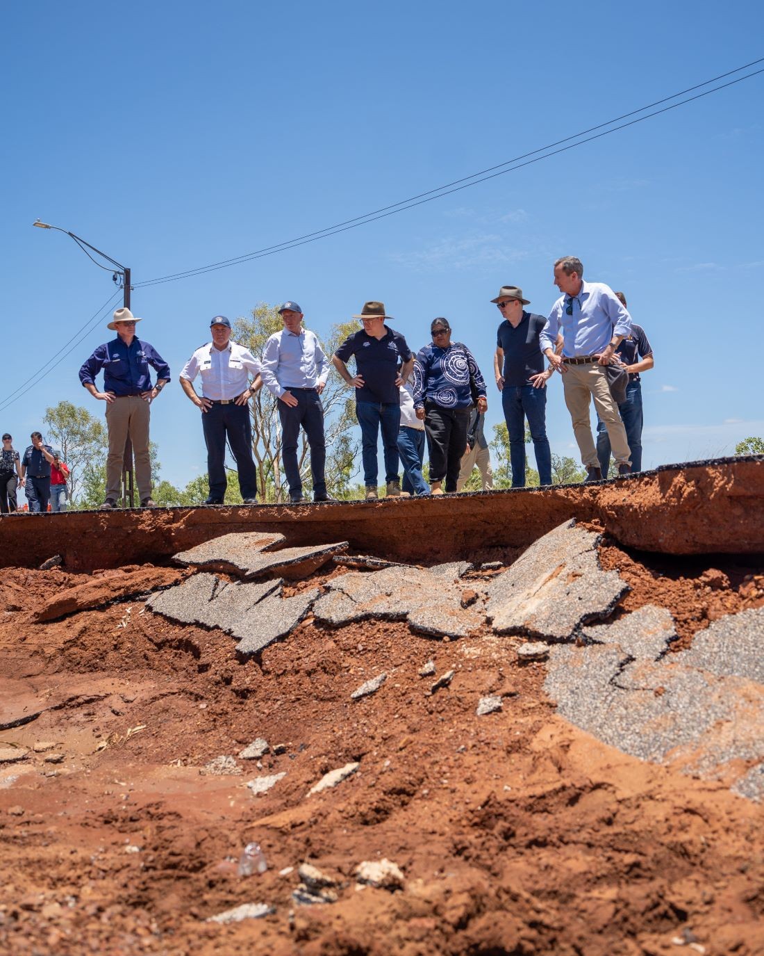 Ngày 9/1, Thủ tướng Australia Anthony Albanese và Thủ hiến bang Tây Australia Mark McGowan đã đến thăm thị trấn Fitzroy Crossing, thuộc khu vực Kimberley ở bang này, trong bối cảnh khu vực này bị lũ lụt tàn phá nghiêm trọng khi một lượng lớn nước lũ đổ xuống lưu vực sông Fitzroy. (Nguồn: Twitter)