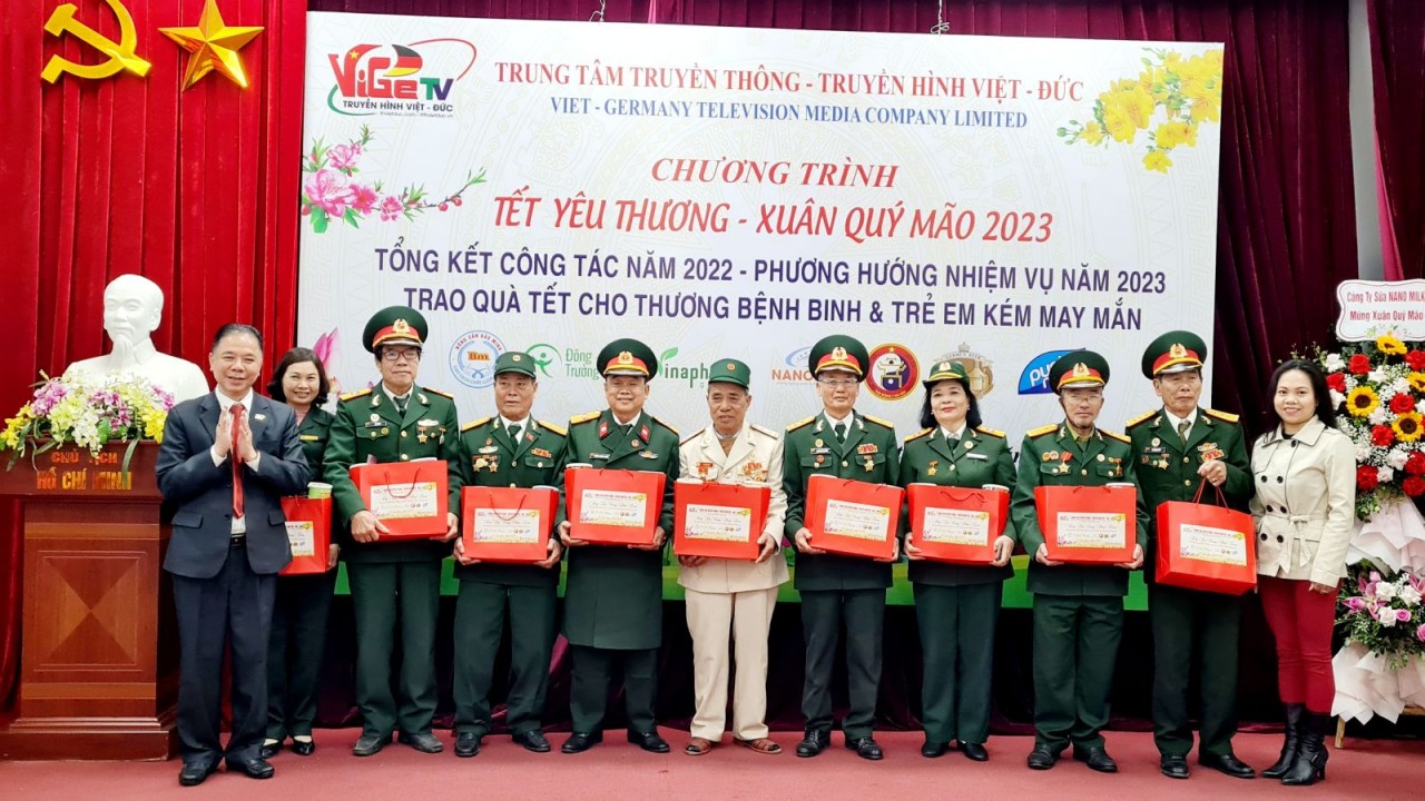 Ban Giám đốc Trung tâm Truyền hình Việt – Đức trao quà Tết cho thương binh, bệnh binh. (Ảnh: PV)