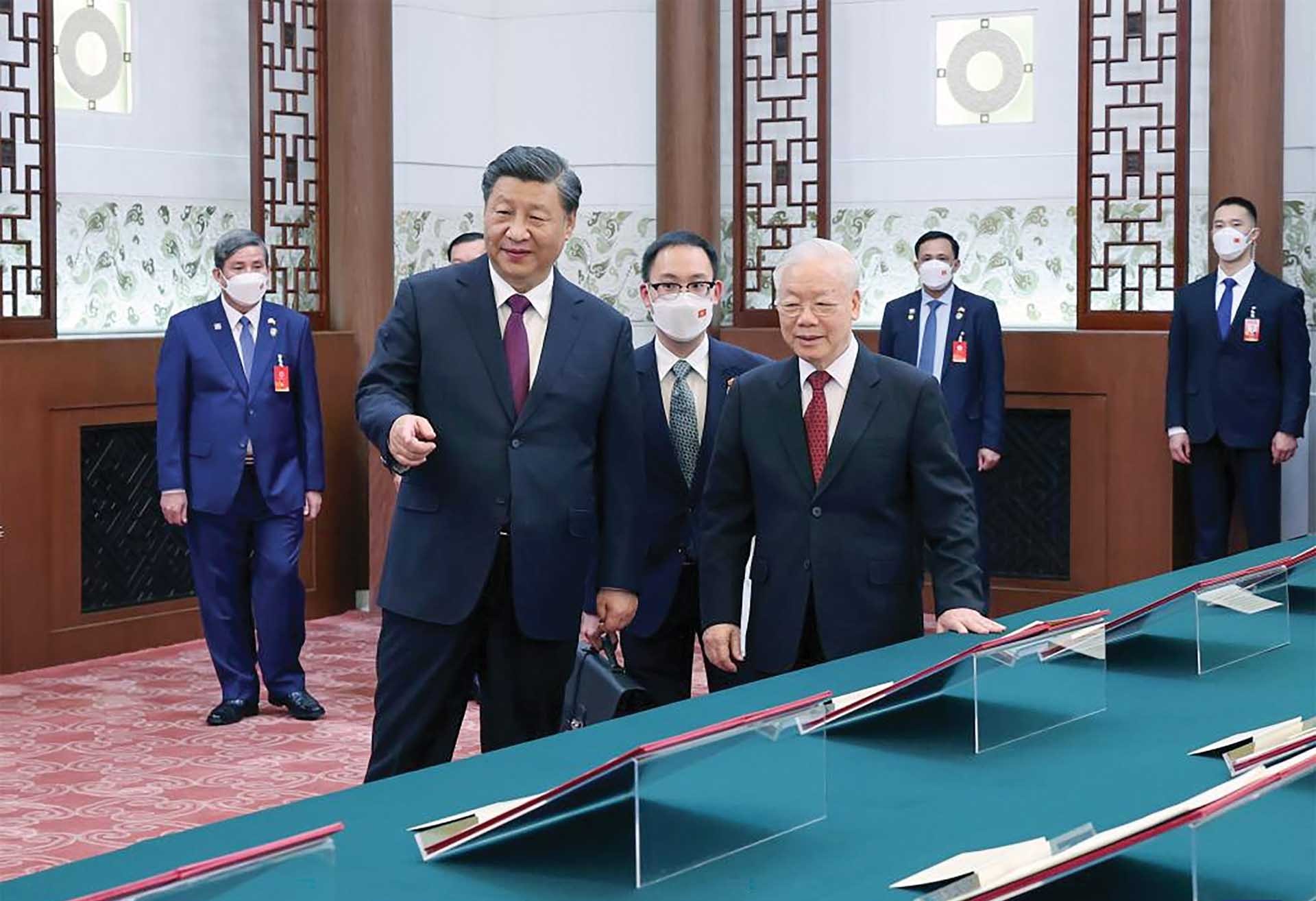 Tổng Bí thư Nguyễn Phú Trọng và Tổng Bí thư, Chủ tịch Trung Quốc Tập Cận Bình chứng kiến các văn kiện hợp tác giữa các ban, bộ, ngành, địa phương hai nước đã được ký kết. (Nguồn: TTXVN)