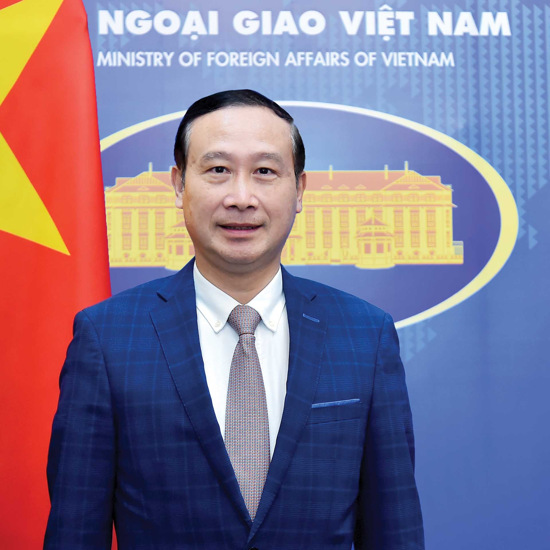 Đại sứ Việt Nam tại Bỉ, Luxembourg; Trưởng Phái đoàn Việt Nam tại EU Nguyễn Văn Thảo