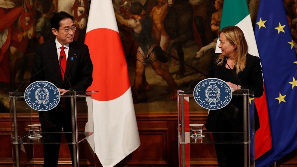 Điểm tin thế giới sáng 11/1: Thủ tướng Nhật Bản thăm Italy, Ukraine 'cõng' nợ công 17,9 tỷ USD, Gabon có lãnh đạo mới