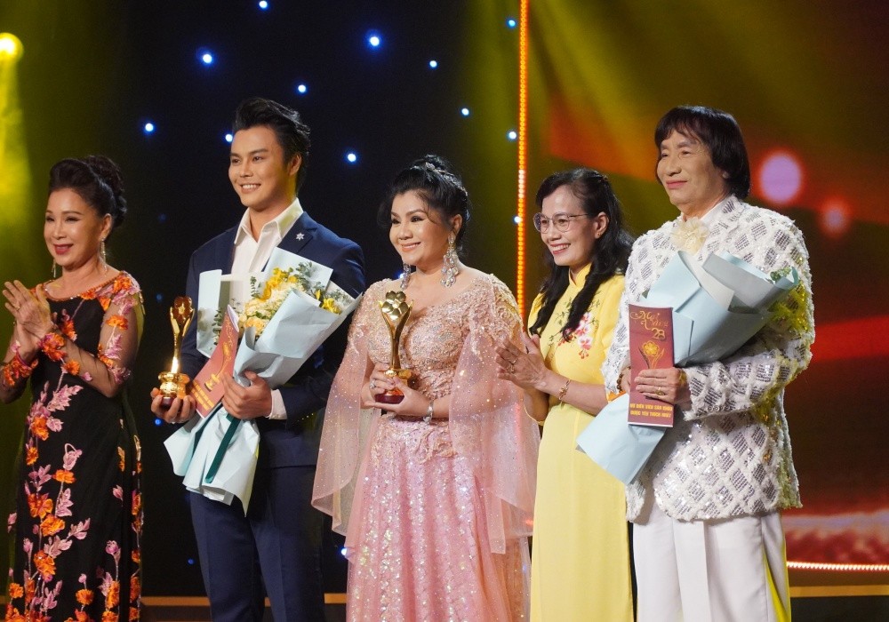 Nhan Phúc Vinh, Ninh Dương Lan Ngọc bất ngờ đoạt giải Mai Vàng