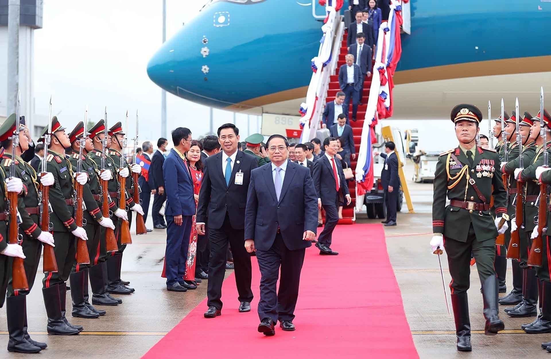 Lễ đón Thủ tướng Phạm Minh Chính tại Sân bay Quốc tế Wattay, thủ đô Vientiane. (Nguồn: TTXVN)