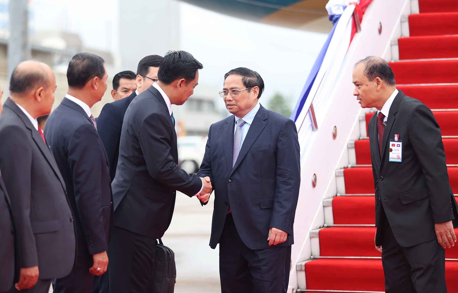 Đại diện Chính phủ Lào đón Thủ tướng Phạm Minh Chính và Đoàn đại biểu cấp cao Việt Nam tại Sân bay Quốc tế Wattay. (Nguồn: TTXVN)