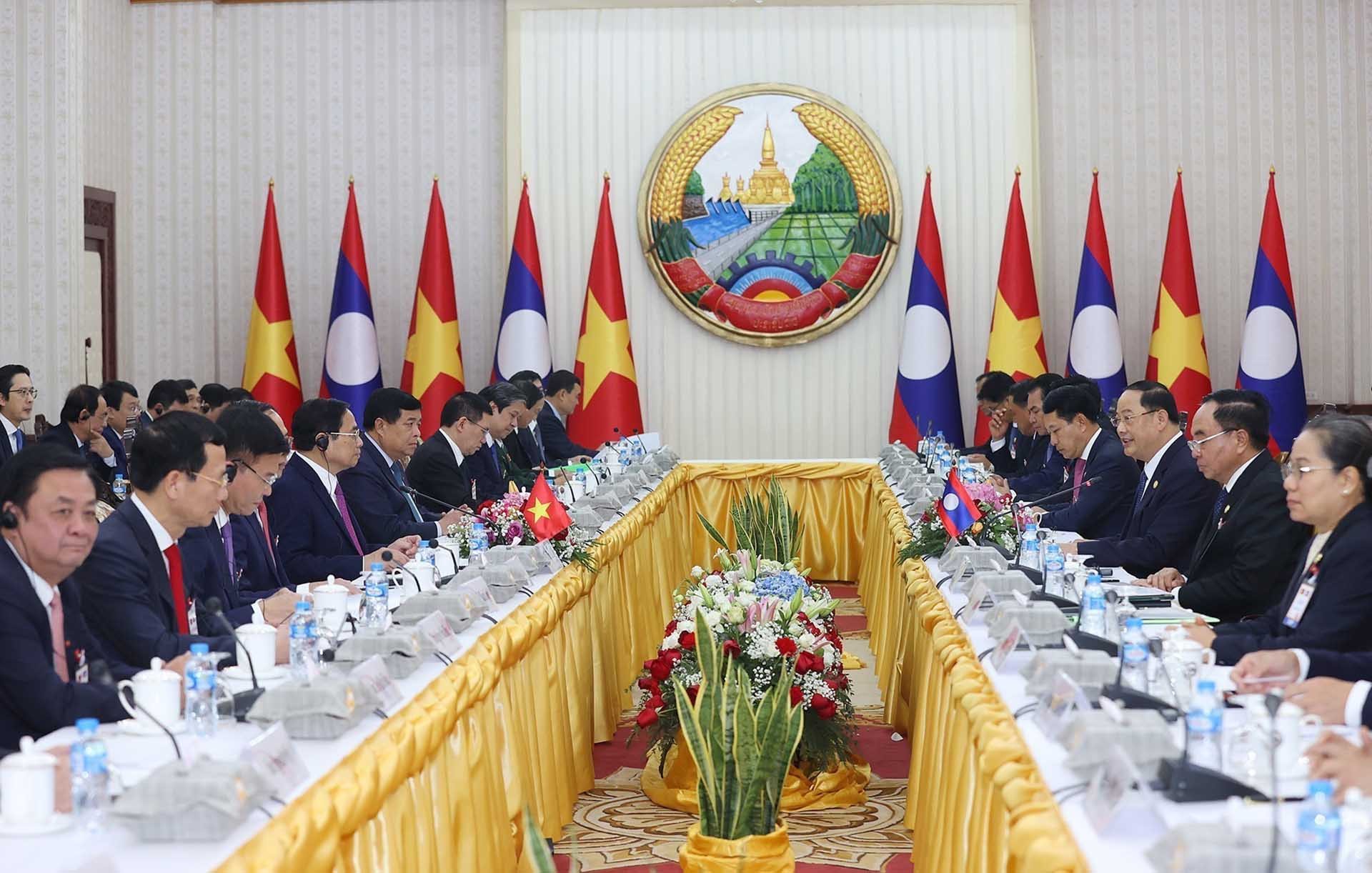 Thủ tướng Phạm Minh Chính hội đàm với Thủ tướng Lào Sonexay Siphandone. (Nguồn: TTXVN)