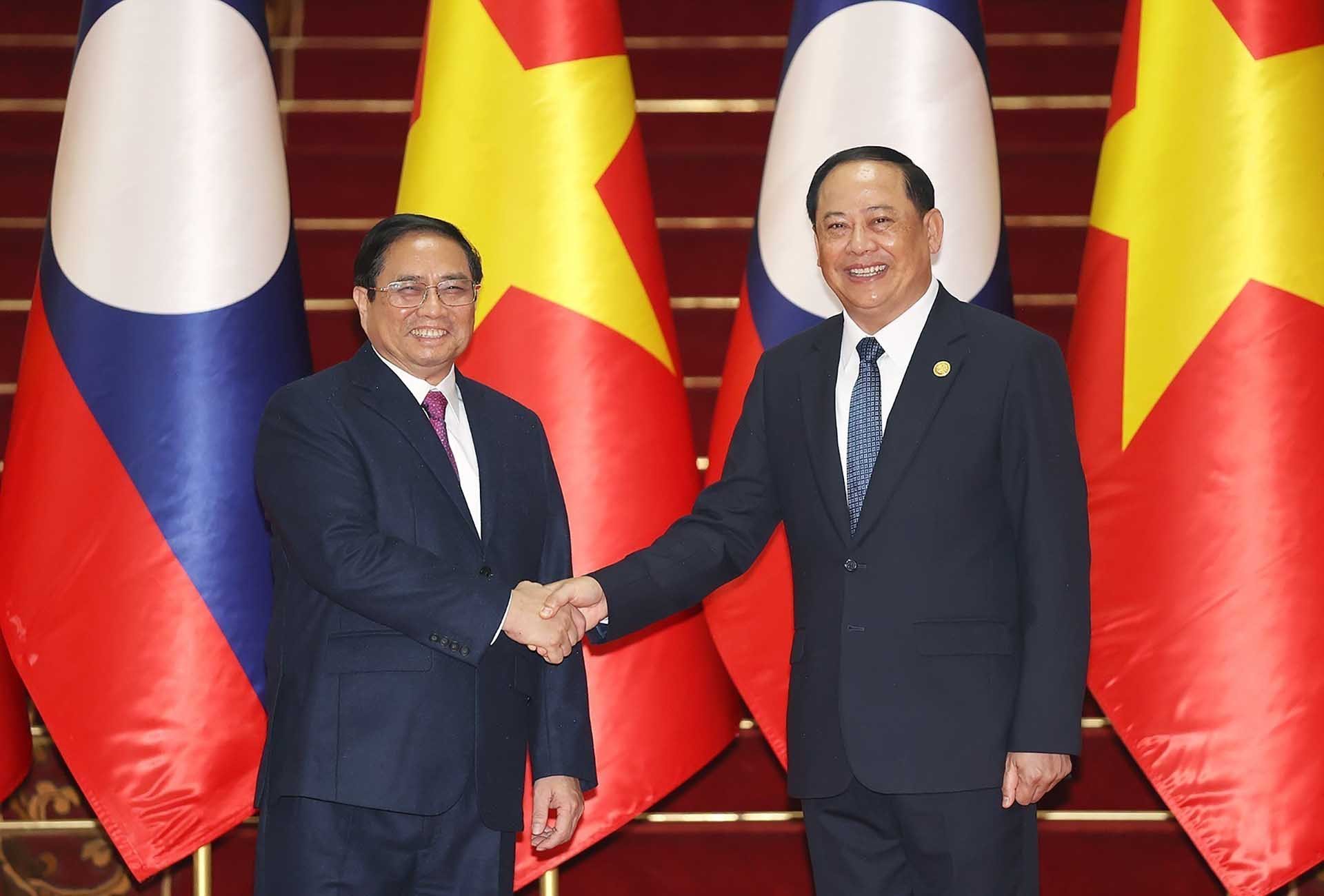 Thủ tướng Phạm Minh Chính và Thủ tướng Lào Sonexay Siphandone chụp ảnh lưu niệm trước khi hội đàm. (Nguồn: TTXVN)