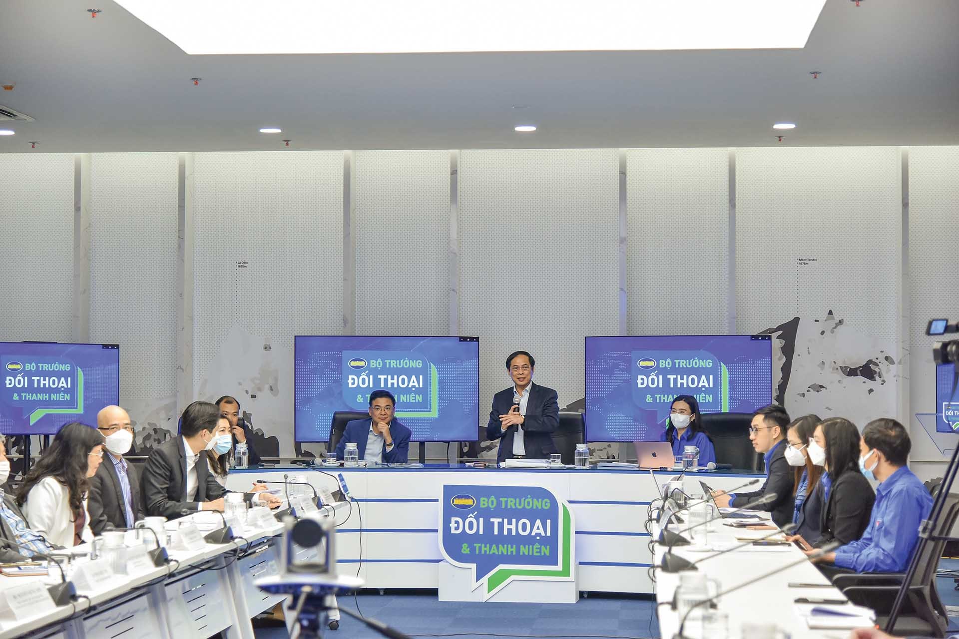 Bộ trưởng Ngoại giao Bùi Thanh Sơn đối thoại với thanh niên, tháng 3/2022. (Ảnh: Nguyễn Hồng) Bộ trưởng Ngoại giao Bùi Thanh Sơn đối thoại với thanh niên, tháng 3/2022. (Ảnh: Nguyễn Hồng)
