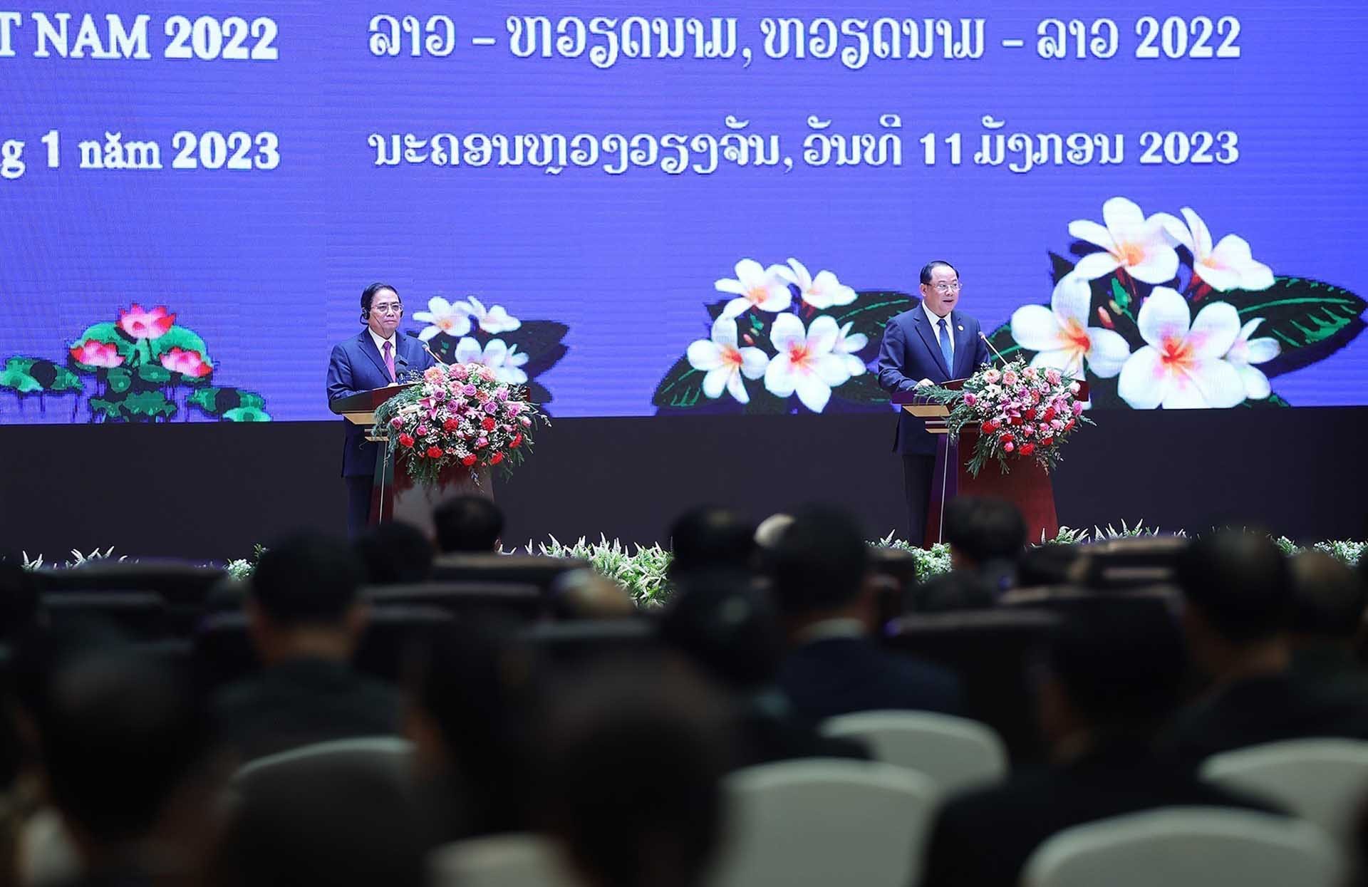 Thủ tướng Phạm Minh Chính và Thủ tướng Sonexay Siphandone tại Lễ tổng kết Năm Đoàn kết hữu nghị Việt Nam-Lào, Lào-Việt Nam 2022. (Nguồn: TTXVN)