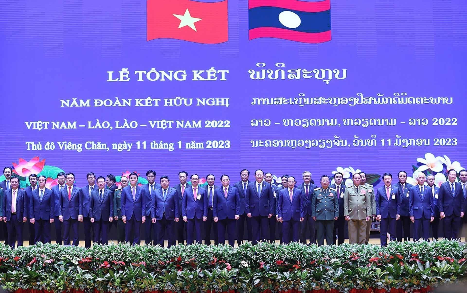 Thủ tướng Phạm Minh Chính và Thủ tướng Lào Sonexay Siphandone cùng các đại biểu tại Lễ tổng kết Năm đoàn kết hữu nghị Việt Nam-Lào, Lào-Việt Nam 2022. (Nguồn: TTXVN)