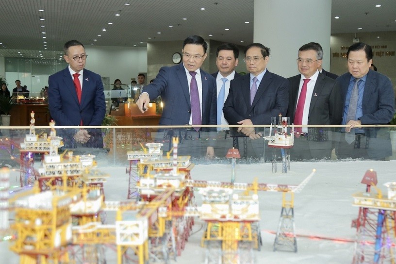 Thủ tướng Phạm Minh Chính nghe giới thiệu về hoạt động dầu khí tại mỏ Bạch Hổ, mỏ dầu khai thác đầu tiên tại Việt Nam hôm 10/1. Ảnh: Petrotimes