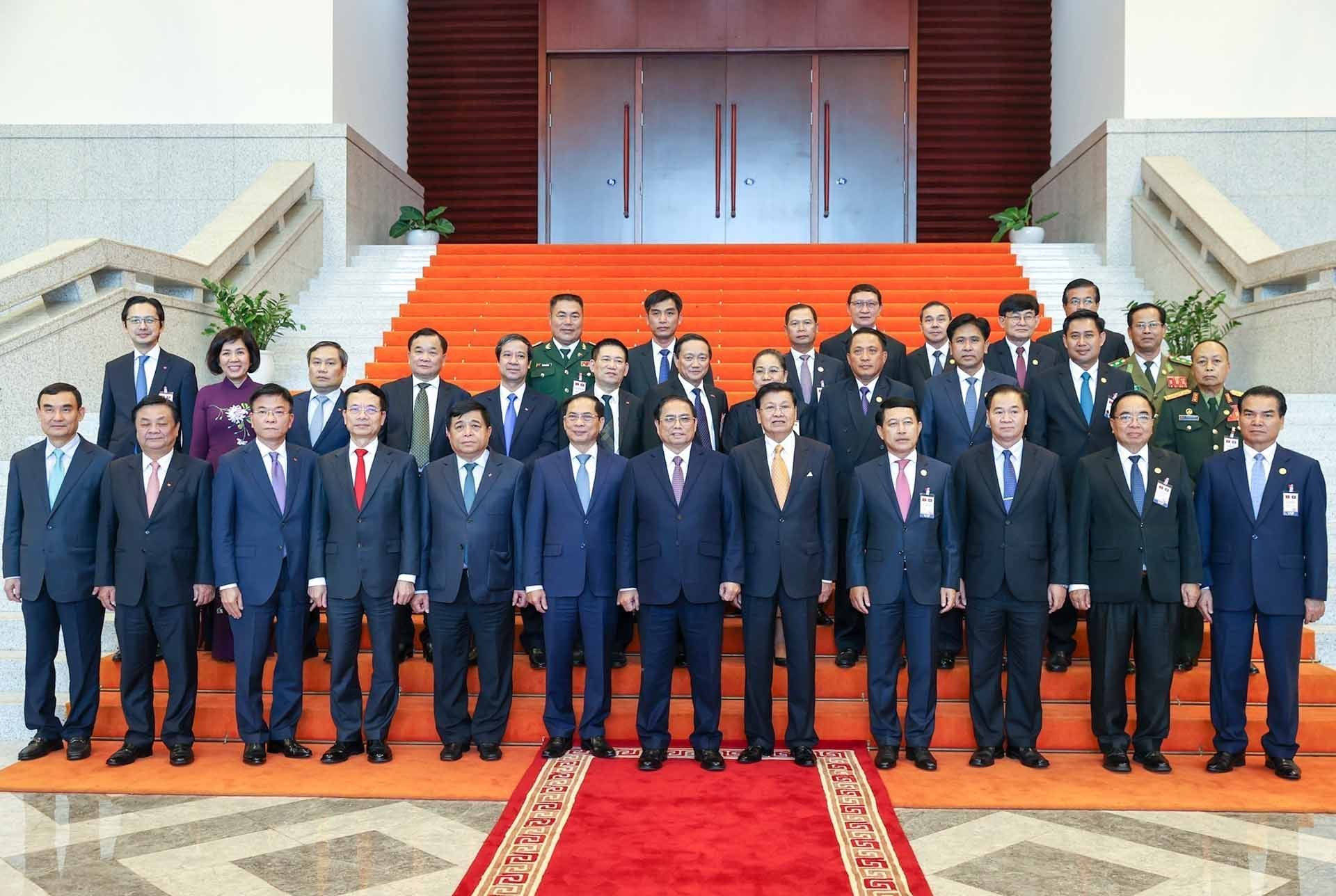 Thủ tướng Phạm Minh Chính và Tổng Bí thư, Chủ tịch nước Lào Thongloun Sisoulith chụp ảnh chung cùng thành viên đoàn hai nước. (Nguồn: TTXVN)