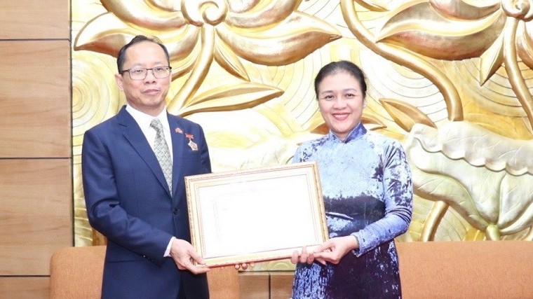 Trao tặng Kỷ niệm chương cho Đại sứ Campuchia tại Việt Nam