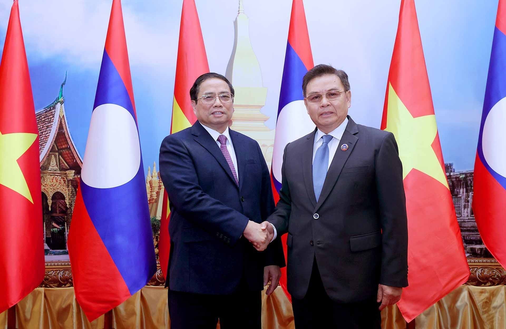 Thủ tướng Phạm Minh Chính hội kiến Chủ tịch Quốc hội Lào Saysomphone Phomvihane. (Nguồn: TTXVN)