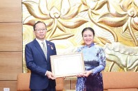 Trao tặng Kỷ niệm chương cho Đại sứ Campuchia tại Việt Nam
