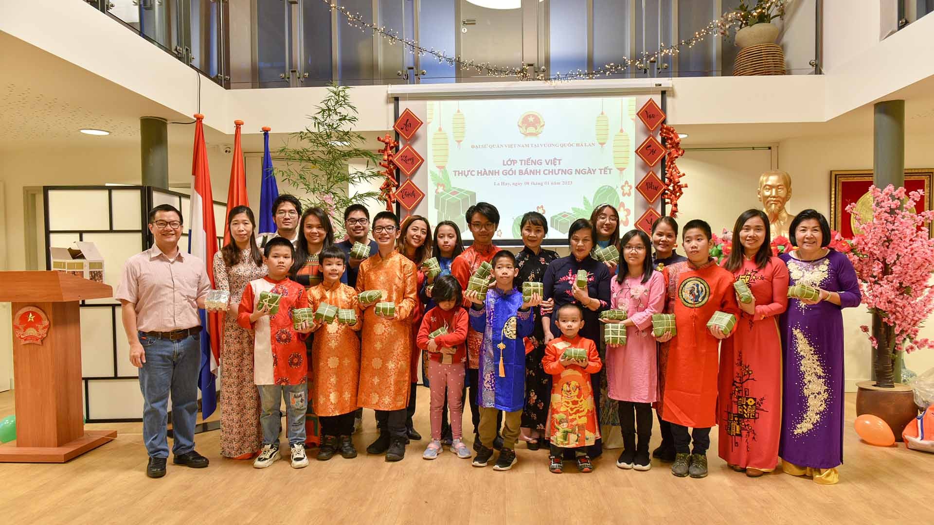 Hướng dẫn học sinh của lớp và một số thiếu nhi Việt kiều tại Hà Lan gói bánh chưng mừng Tết nguyên đán Quý Mão.