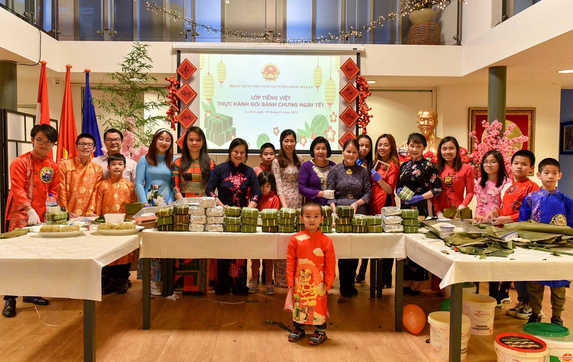 Hướng dẫn học sinh của lớp và một số thiếu nhi Việt kiều tại Hà Lan gói bánh chưng mừng Tết nguyên đán Quý Mão.