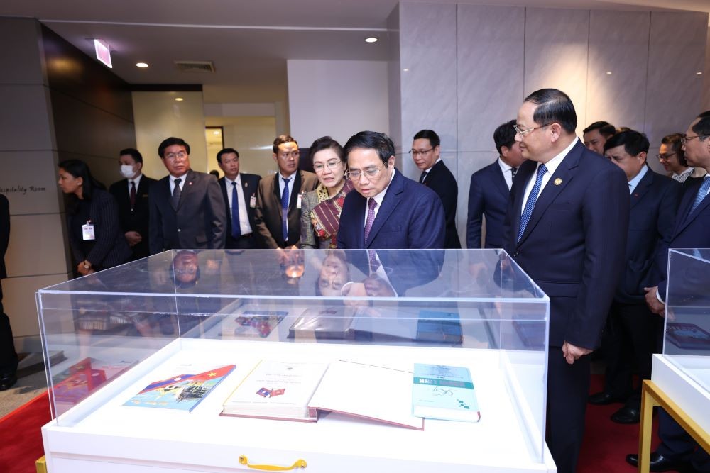 Tại đây, hai Thủ tướng đã cùng tham quan gian trưng bày sách, kỷ vật về truyền thống hữu nghị hợp tác giữa Việt Nam và Lào. (Nguồn: TTXVN)