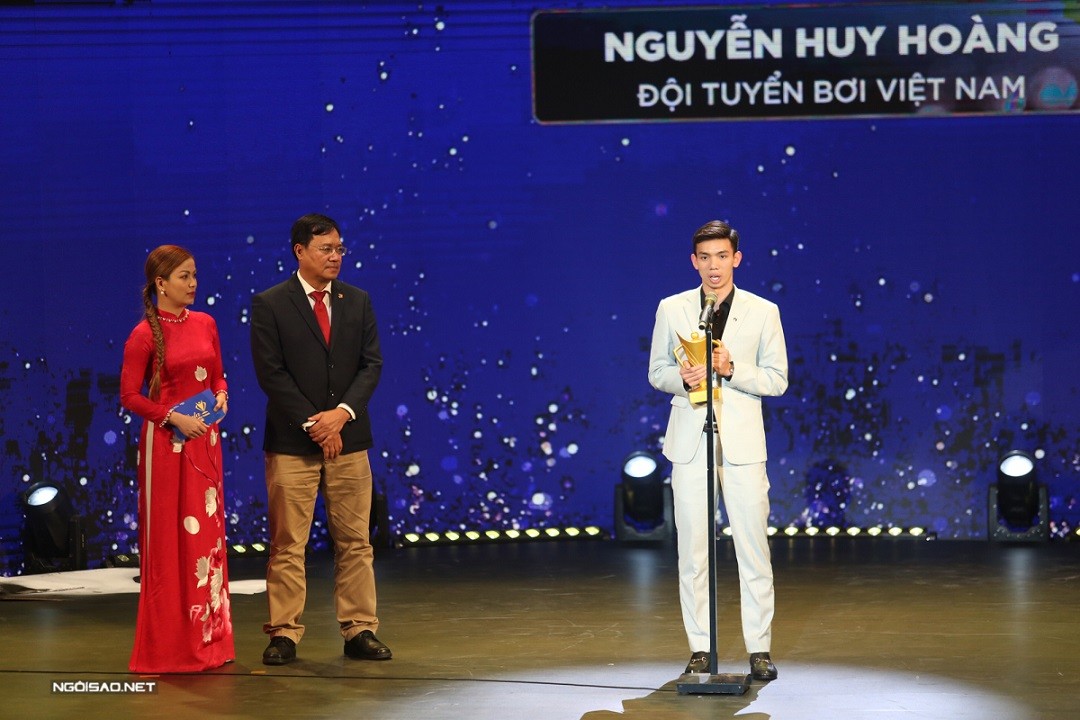 Kình ngư Nguyễn Huy Hoàng nhận danh hiệu VĐV xuất sắc của năm nhờ giành 5 huy chương vàng và phá một kỷ lục tại SEA Games 31. Bên cạnh đó, Huy Hoàng còn được bầu chọn cho danh hiệu VĐV được yêu thích nhất năm.
