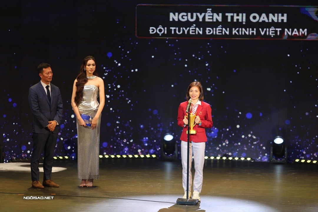 Nguyễn Thị Oanh chiến thắng hạng mục VĐV nữ của năm. Chân chạy quê Bắc Giang giành ba huy chương vàng và phá một kỷ lục tại SEA Games 31.