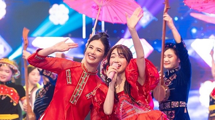 Hoa hậu Ngọc Hân và ca sĩ Hòa Minzy rạng rỡ, diện trang phục họa tiết thổ cẩm ghi hình chương trình Tết