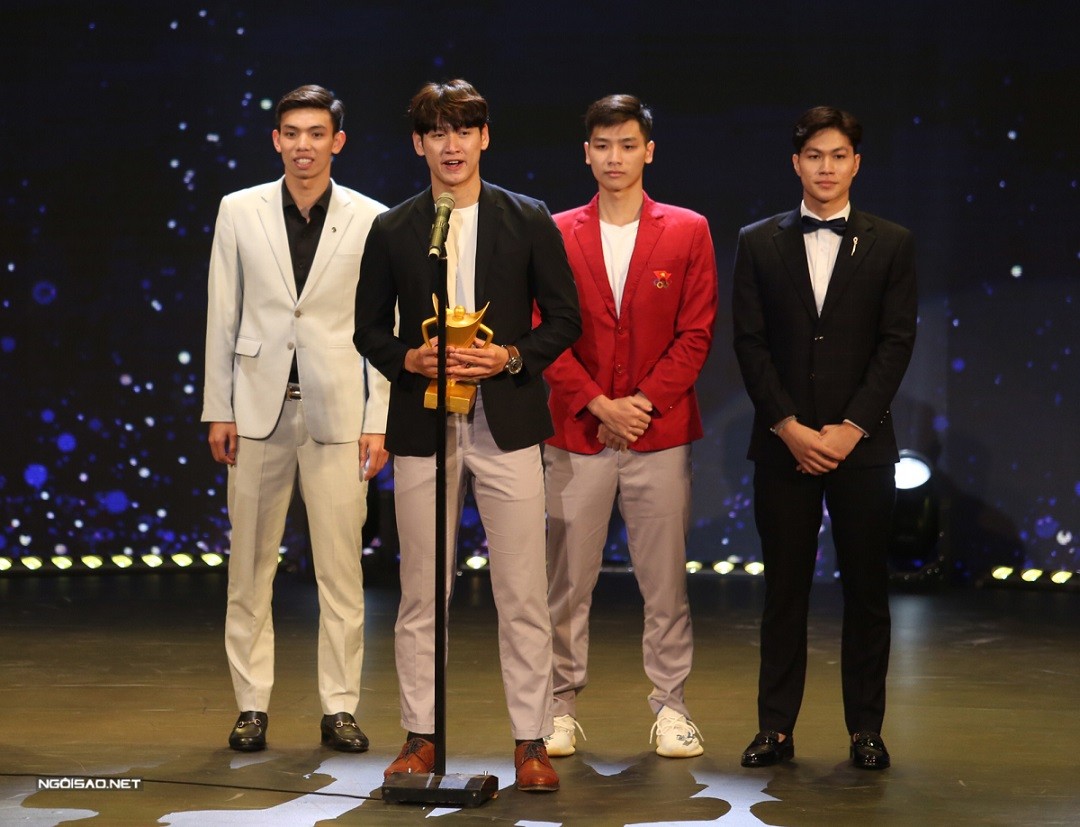 Các hot boy của tuyển bơi Việt Nam gồm Huy Hoàng, Quý Phước, Kim Sơn và Hưng Nguyên (từ trái qua) được bầu chọn cho danh hiệu Đồng đội của năm nhờ thành tích giành huy chương vàng và phá kỷ lục nội dung 4x200 m tự do nam SEA Games 31.
